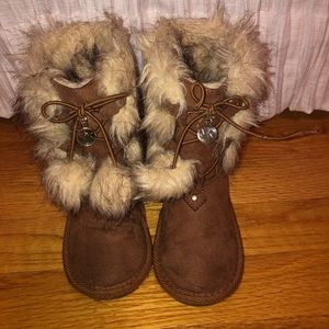 Mk toddler boots - missing one PomPom on lace